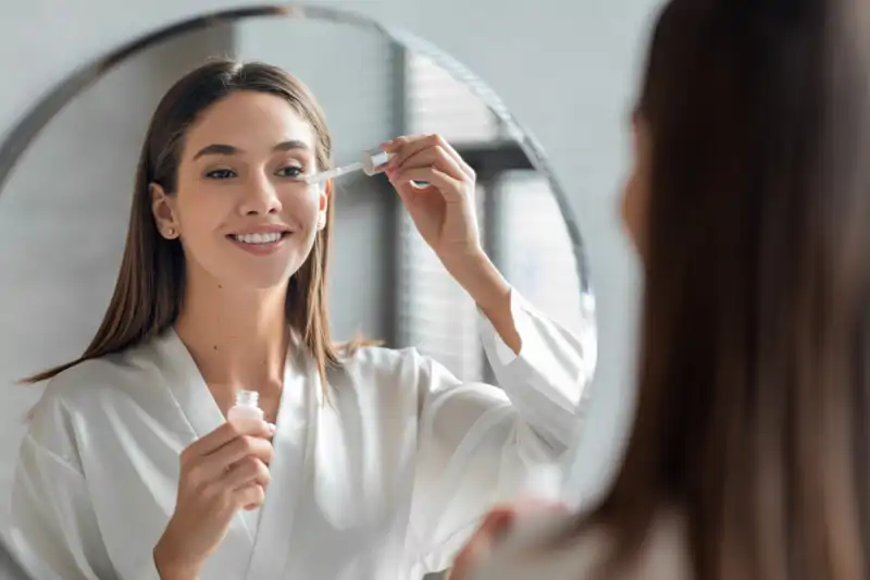 Mujer aplica sérum en el baño