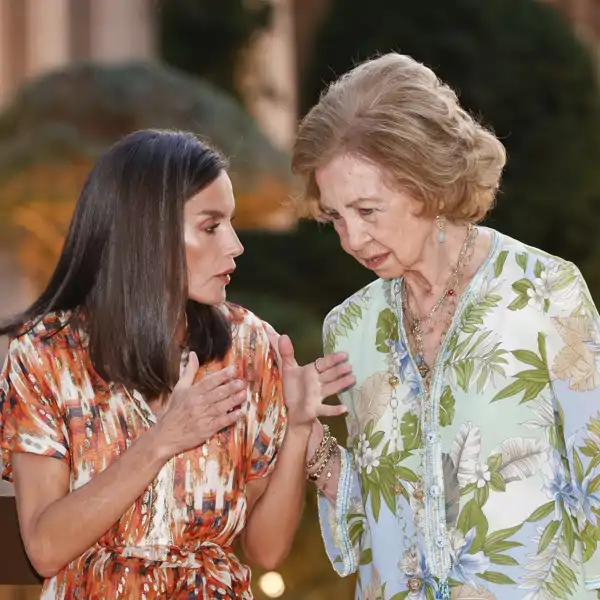 Reina Letizia y Doña Sofía, en la recepción tradicional en el Palacio de Marivent.