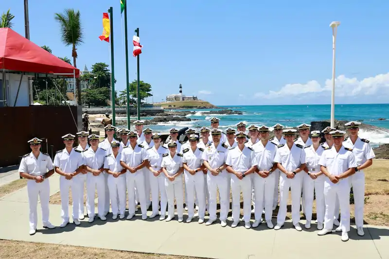 La Princesa Leonor y sus compañeros guardiamarinas en Salvador de bahía.