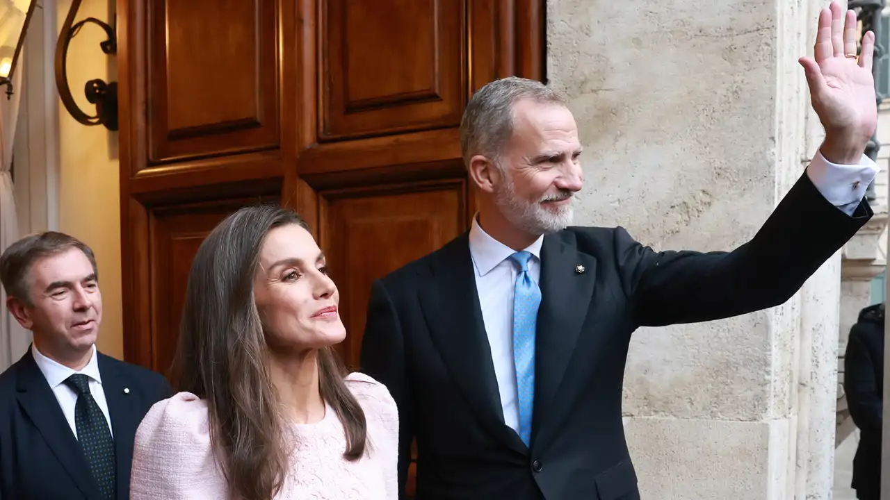 Los Reyes de España saludando en Roma