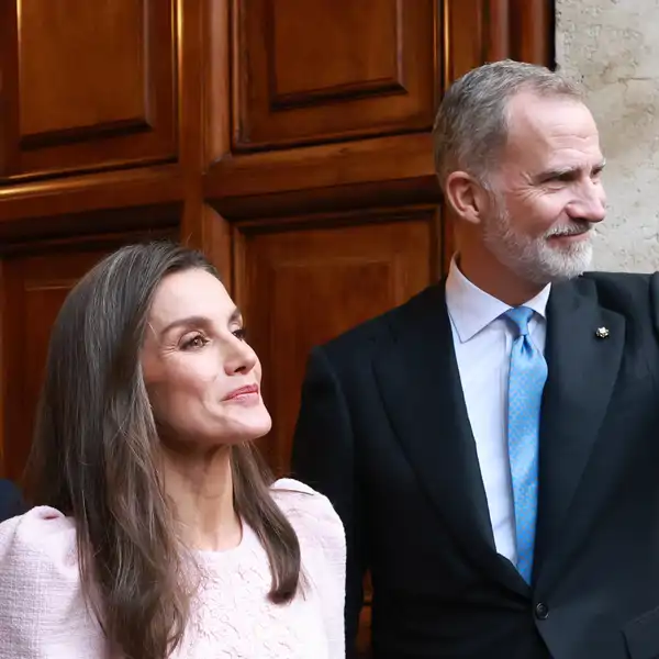 Los Reyes de España saludando en Roma