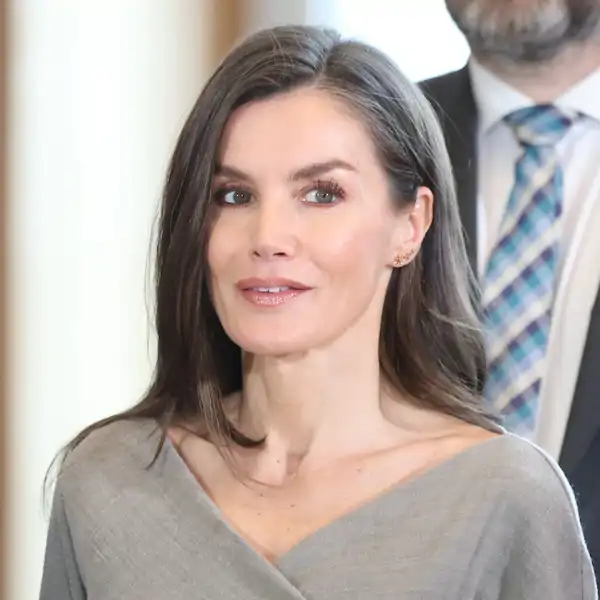 La Reina Letizia repite fórmula y rescata su vestido más todoterreno: con silueta wrap, bajo desflecado e ideal para llevar con botas de tacón sensato