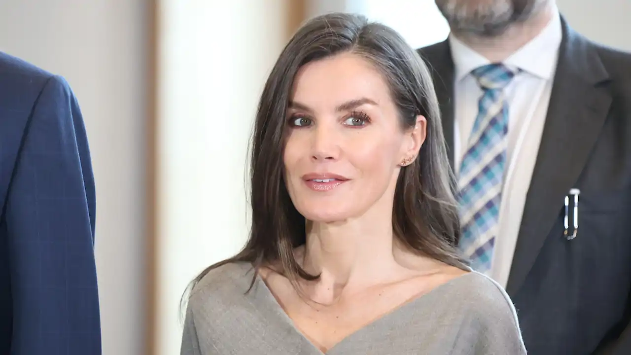 La Reina Letizia repite fórmula y rescata su vestido más todoterreno: con silueta wrap, bajo desflecado e ideal para llevar con botas de tacón sensato