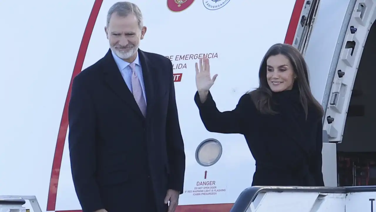 Los Reyes, Felipe y Letizia, en un avión.