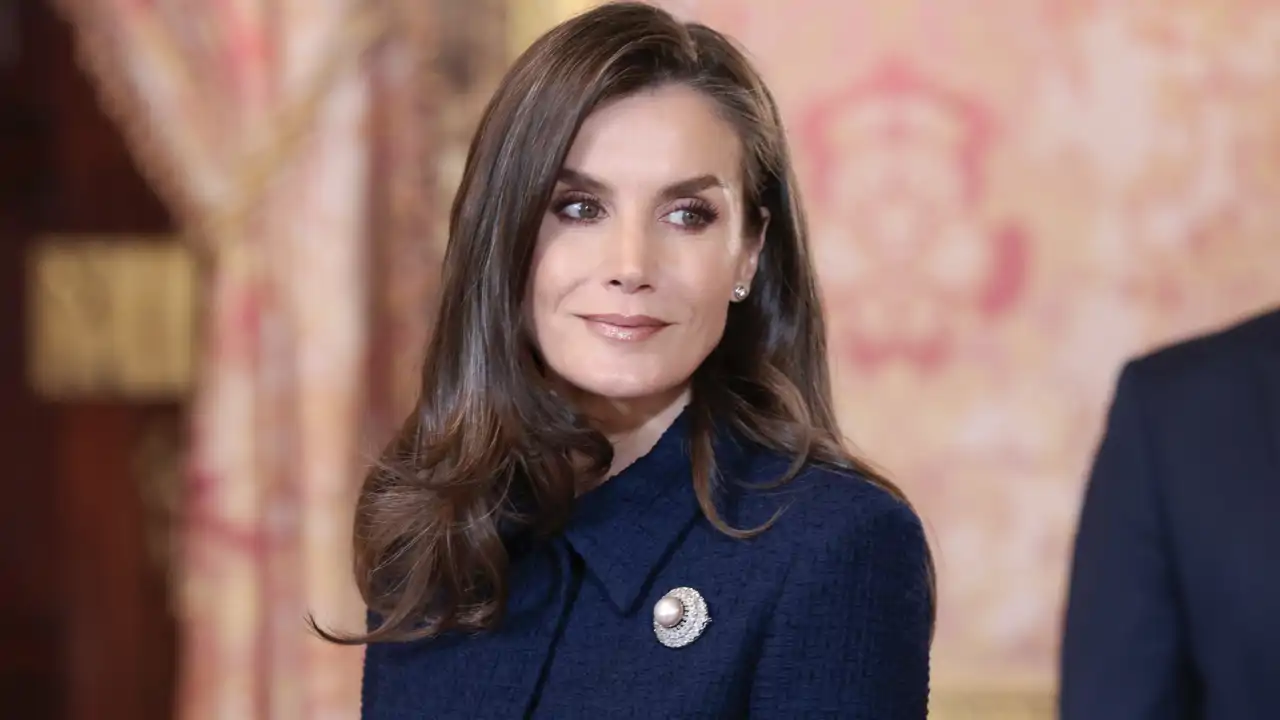 La Reina Letizia estrena el dos piezas más clásico y elegante: azul navy, confeccionado en tweed y combinado con su broche más especial