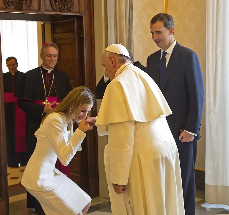 La Reina Letizia, haciendo la reverencia ante el Papa Francisco, en 2014