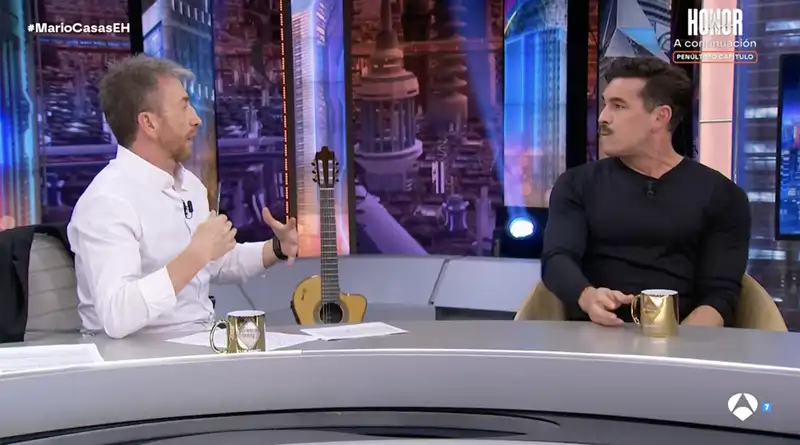 Mario Casas y Pablo Motos en 'El Hormiguero'