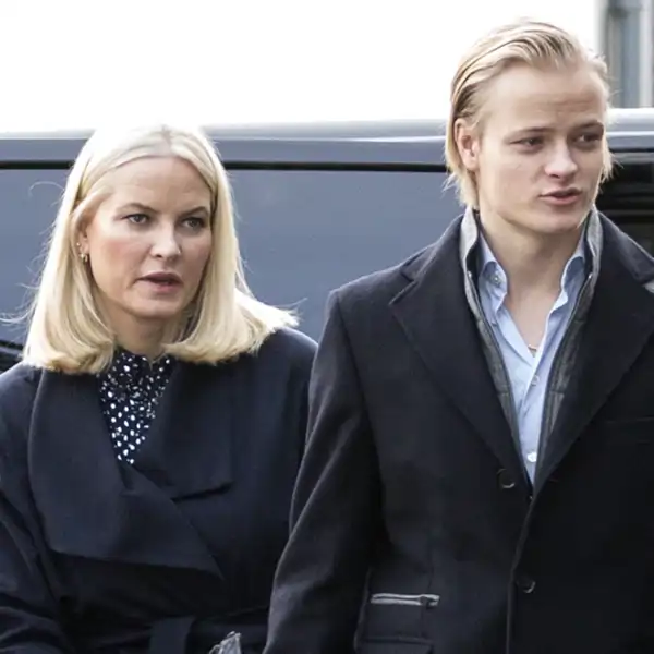 Marius Borg Høiby junto a la princesa Mette-Marit y Haakon de Noruega