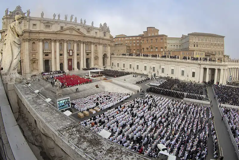 El funeral de Benedicto XVI en 2005