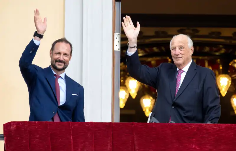 El Príncipe Haakon de Noruega junto a su padre, el Rey Harald