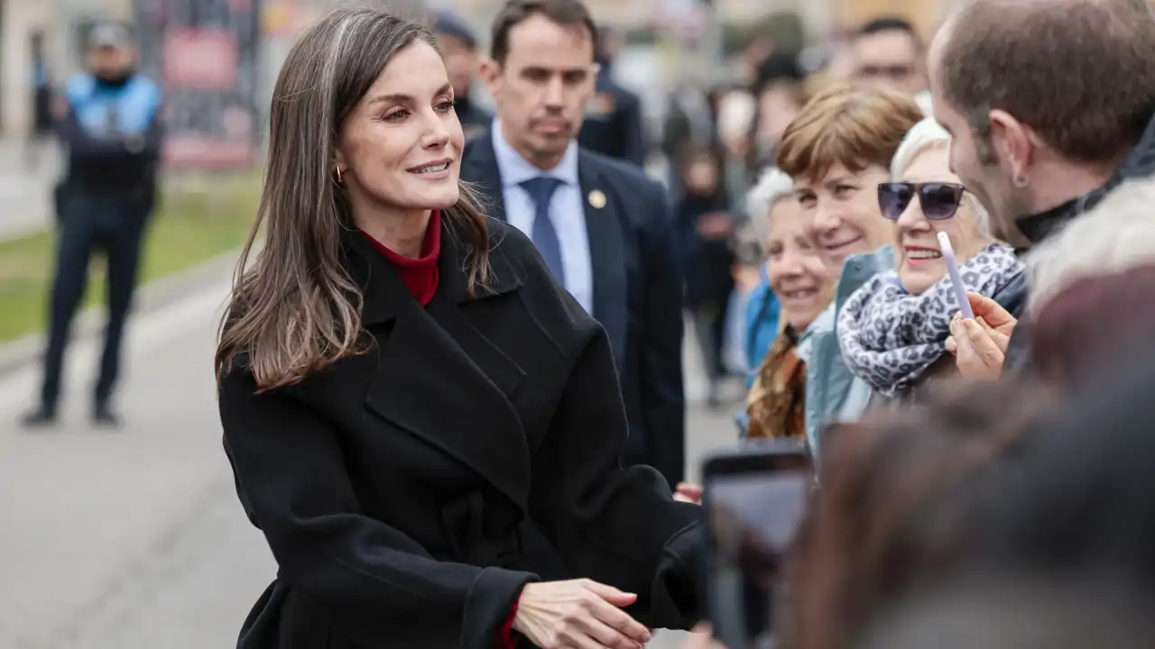 La Reina Letizia saluda a los curiosos que acuden a la clausura del Festival de Cine de Tudela.