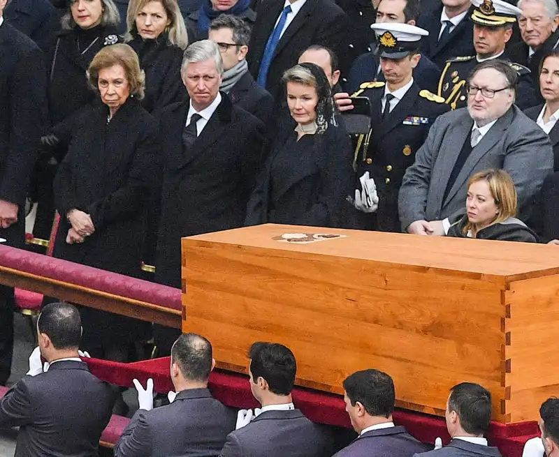 La Reina Sofía, junto a los reyes de Bélgica en el entierro de Benedicto XVI