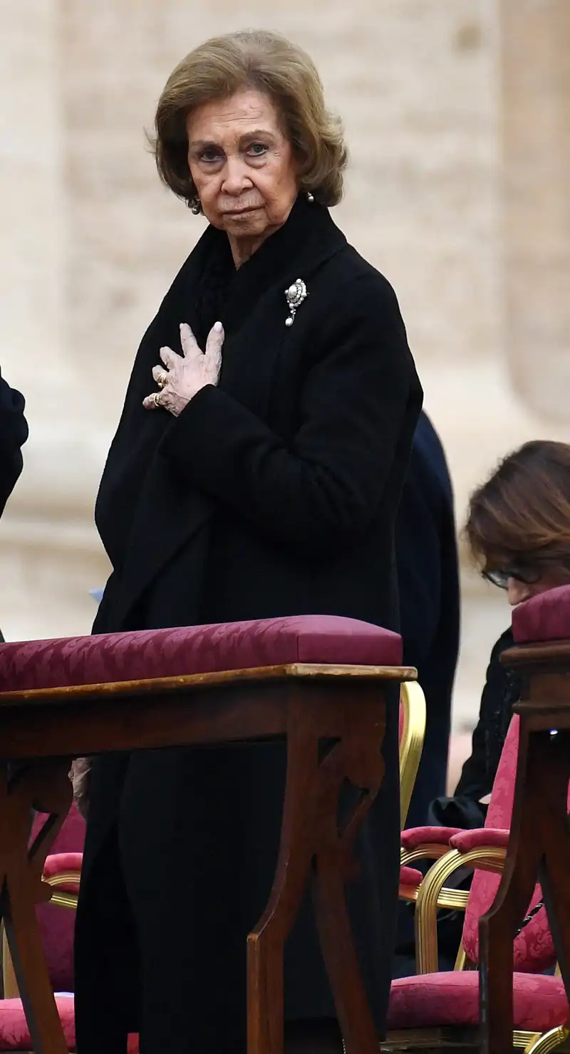 La Reina Sofía, sin mantilla en el funeral del Papa Benedicto