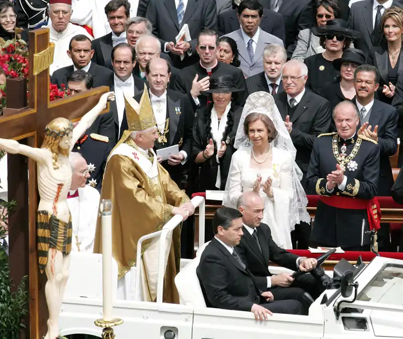 Los Reyes Juan Carlos y Sofía en la proclamación del Papa Benedicto XVI