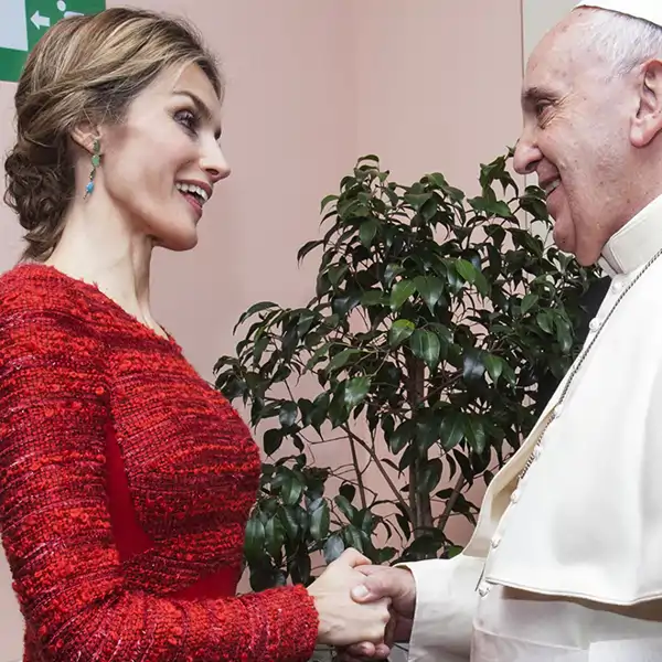 portada La Reina Letizia saludando al Papa Francisco en Roma