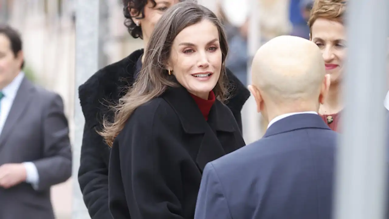 La Reina Letizia rescata en Tudela su vestido de Massimo Dutti que es pura tendencia y tiene otra 'royal' europea en su armario