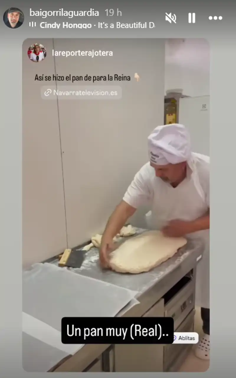 Alfonso Baigorri trabajando en una hogaza de pan para regalar a doña Letizia