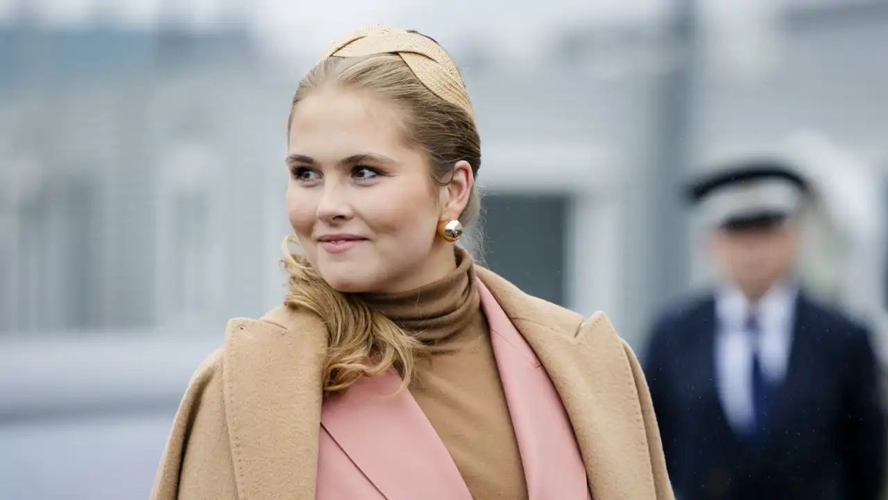 La Princesa Amalia sigue los pasos de su madre, Máxima de Holanda, y triunfa con un elegante look durante su debut en solitario 