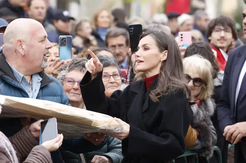 Letizia recibe una hogaza por parte de un panadero navarro