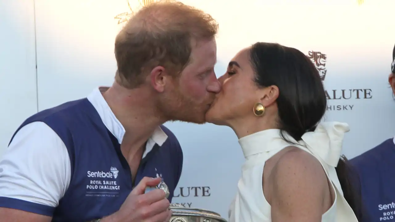 El Príncipe Harry y Meghan Markle protagonizan un romántico beso