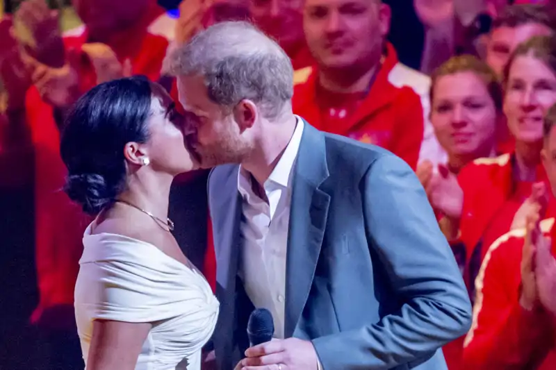 El Príncipe Harry y Meghan Markle se funden en un romántico beso