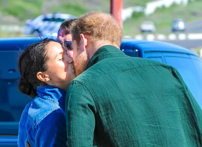 Meghan Markle y el Príncipe Harry besándose 