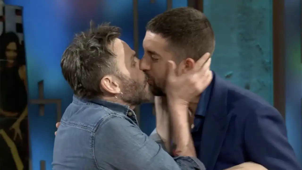 Fernando Tejero y David Broncano se funden en un inesperado beso en ‘La Revuelta’