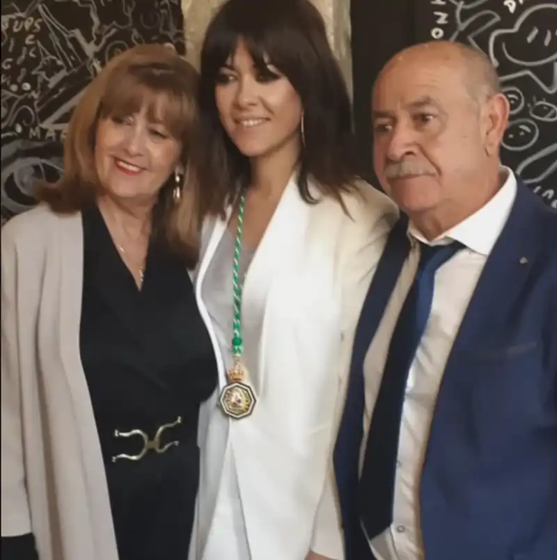 Vanesa Martin junto a sus padres 