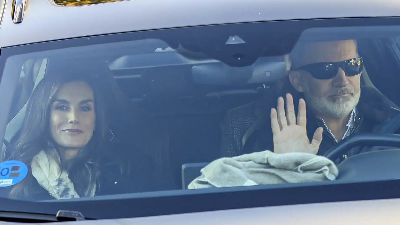 La Reina Letizia y Felipe VI en un coche