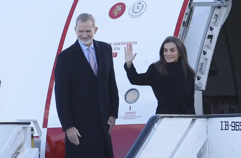 Los Reyes, Felipe y Letizia, en un avión.