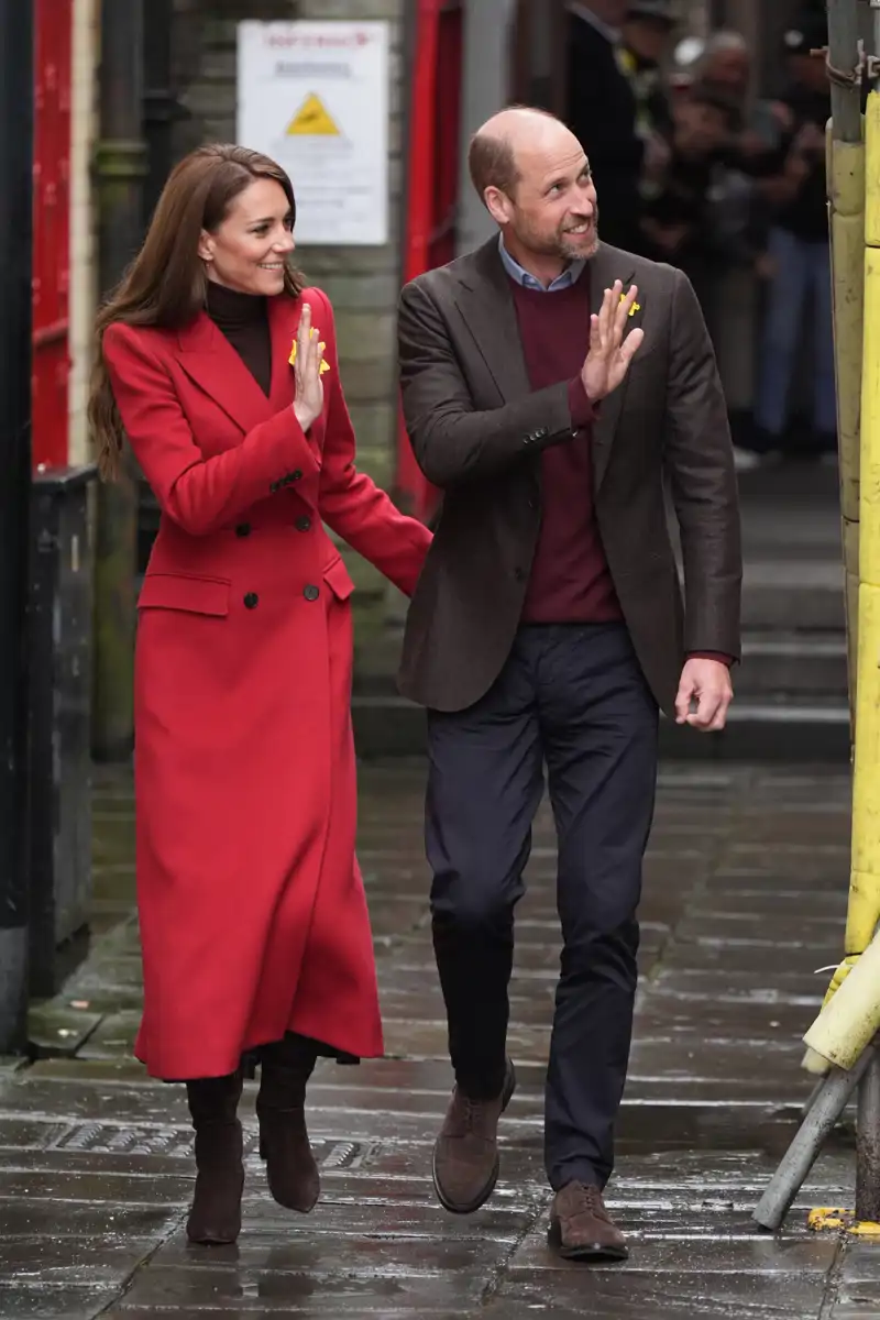 El príncipe Guillermo y Kate Middleton llegan a Pontypridd en tren.