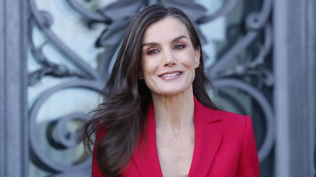 La Reina Letizia reinventa su traje de chaqueta de Carolina Herrera con un truco con el que estiliza todavía más su figura