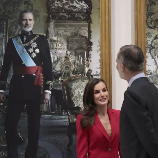 La Reina Letizia y Felipe junto a sus retratos