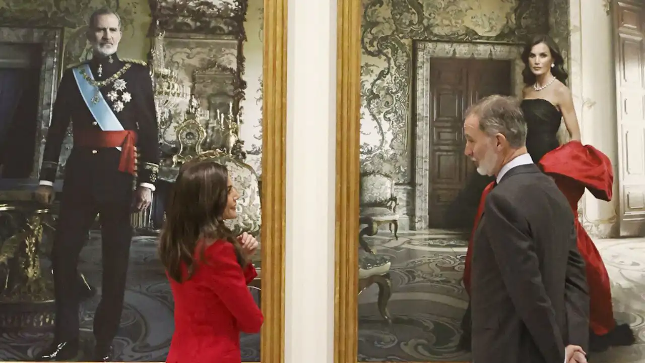 Los Reyes visitan sus retratos de Annie Leibovitz en los que Felipe VI saca a pasear su versión militar más atractiva y Letizia, la de diva de Hollywood