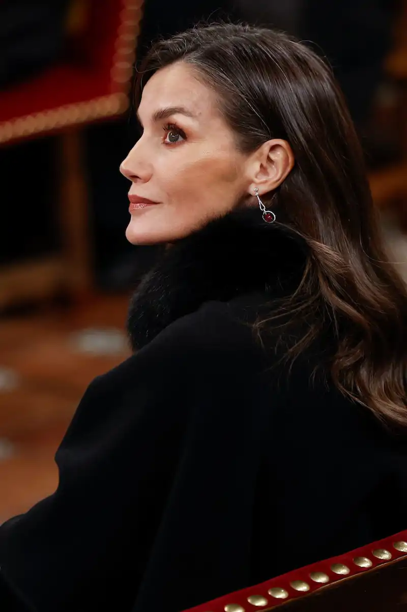 La Reina Letizia, muy pendiente desde tribuna del acto de investidura del Rey Felipe VI.