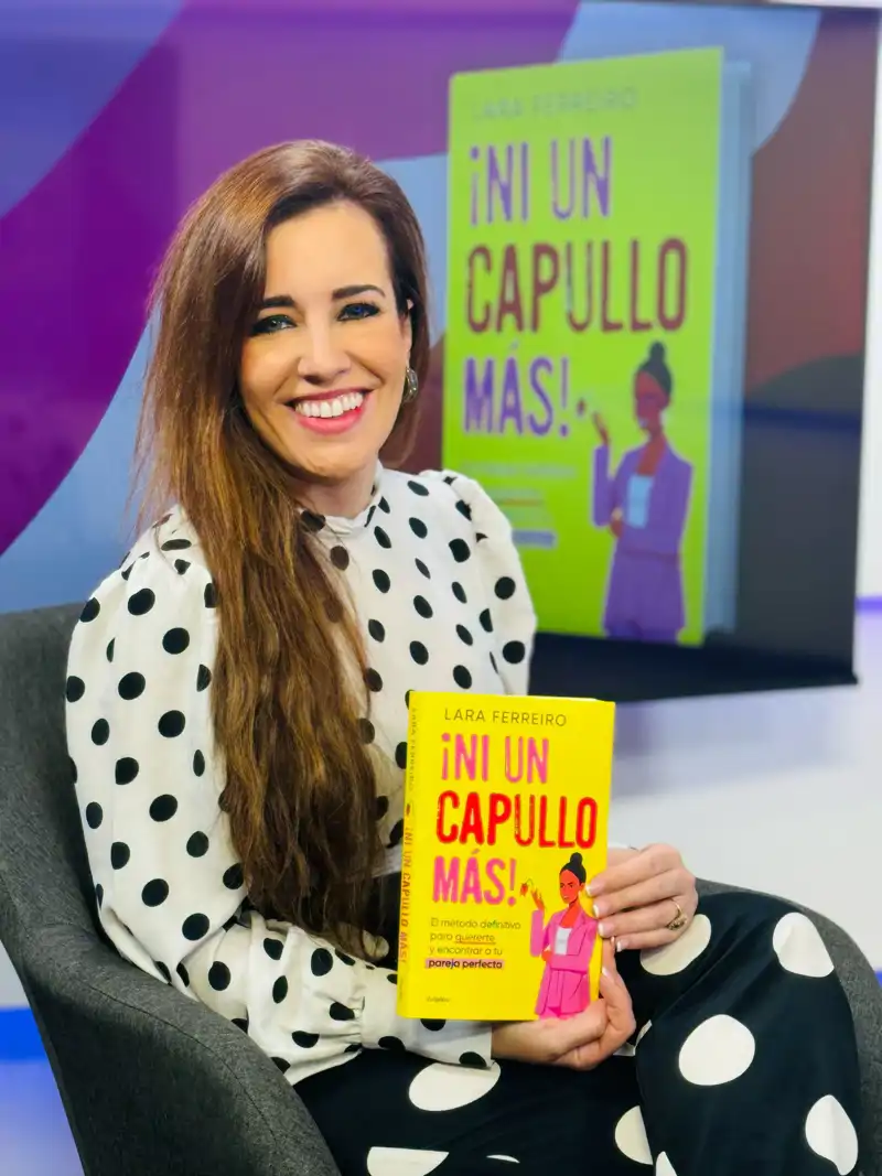 Lara Ferreiro sonriente posa con su nuevo bebé al que ha llamado '¡Ni un capullo más!'.