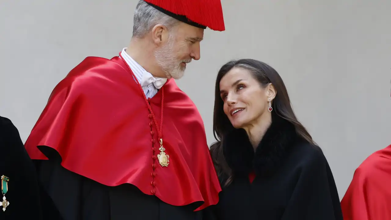 Letizia, más esposa que Reina en la investidura a Felipe VI: de su mirada de admiración al abrazo nunca visto entre los Reyes 