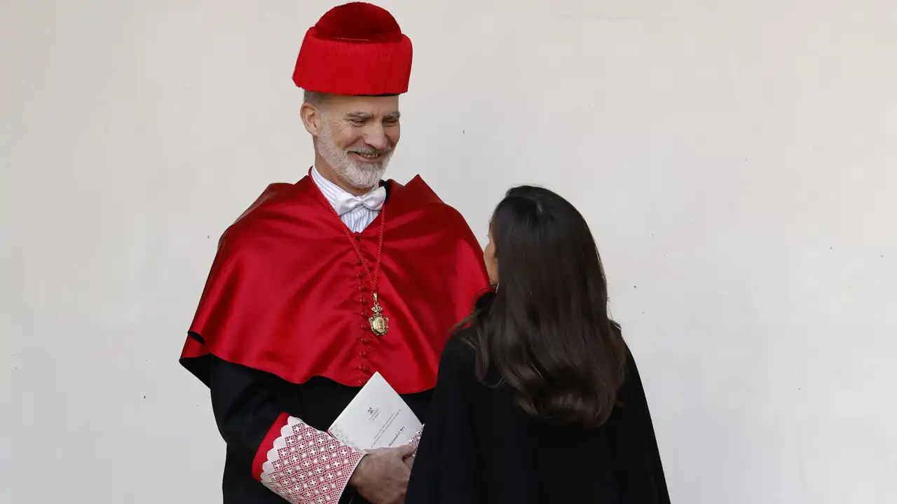 Felipe VI y la Reina Letizia se funden en un tierno abrazo: el gesto definitivo en un acto muy importante para el Rey