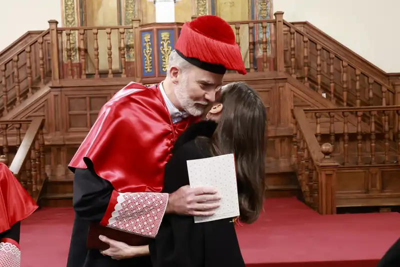 Abrazo cómplice entre los Reyes en el nombramiento de Doctor Honoris Causa a Felipe VI