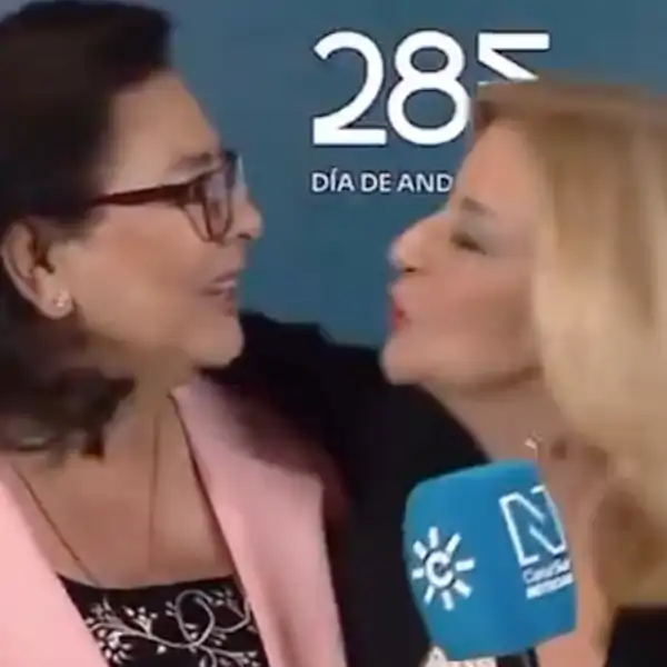 Inmaculada Casal intenta darle un beso a María del Monte