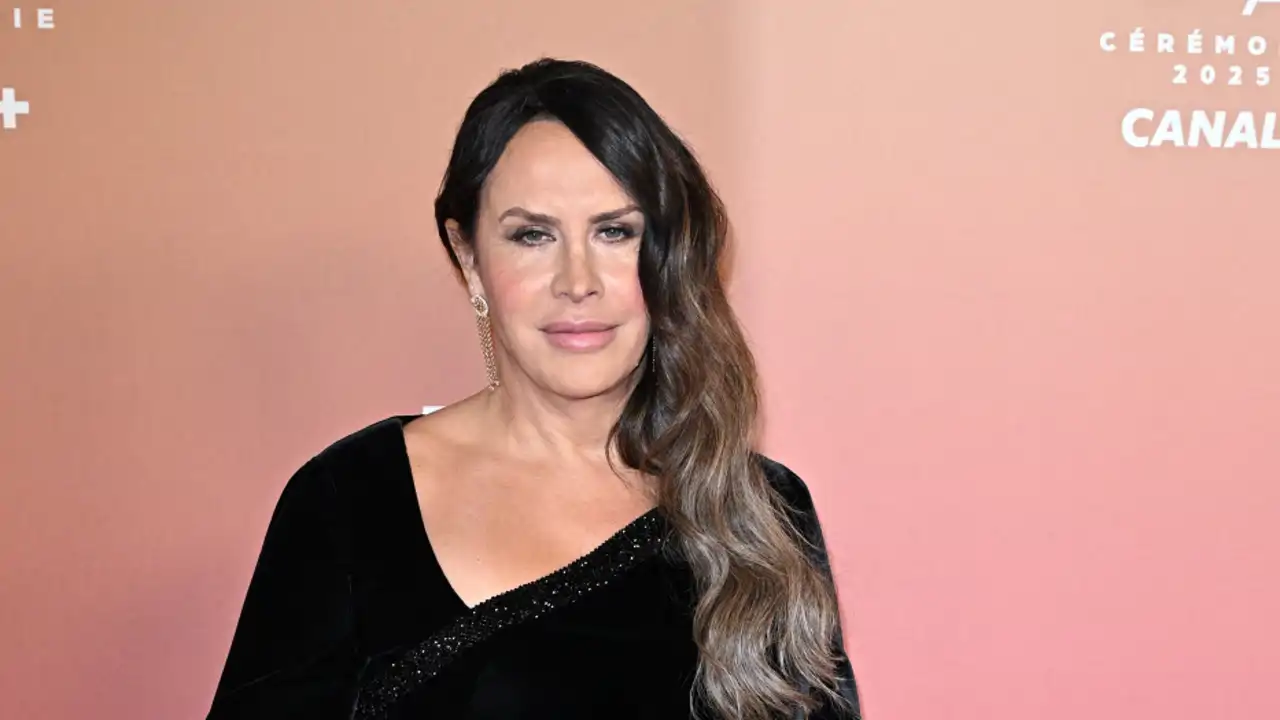 Karla Sofía Gascón reaparece tras la polémica dando una lección de estilo en la alfombra roja de los Premios César