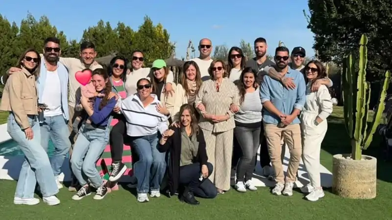 Kiko Rivera y su familia, junto a Anabel Pantoja, David Rodríguez y amigos