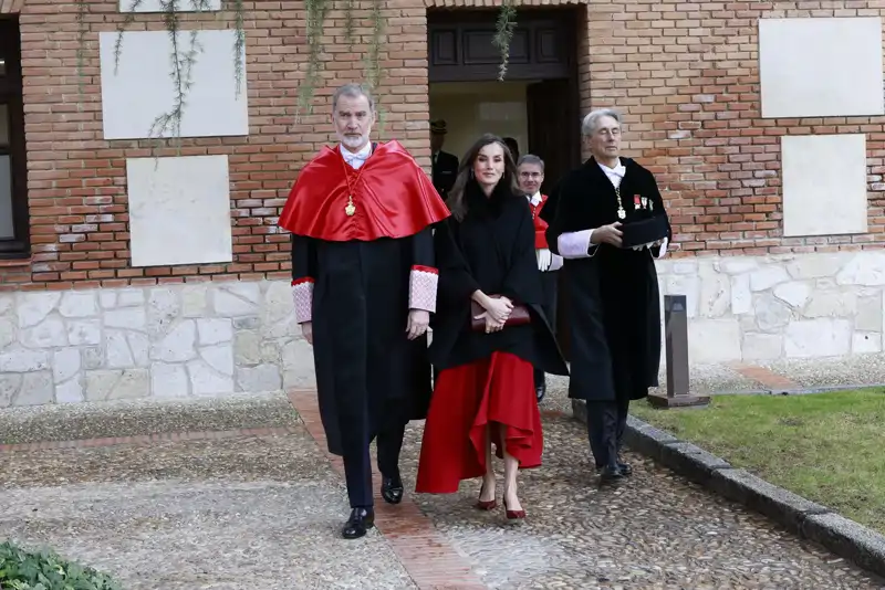 Los Reyes caminan relajados en el claustro de la Universidad de Alcalá de Henares