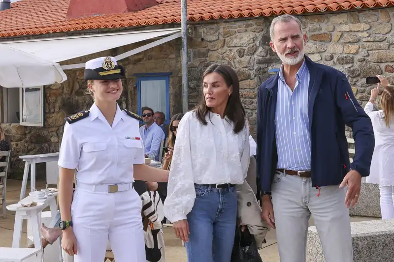 Los Reyes Felipe y Letizia con su hija mayor en Marín