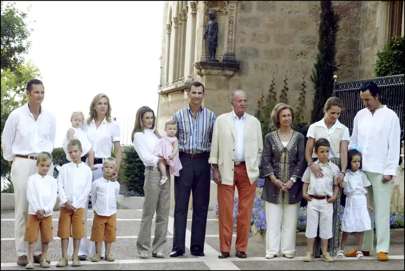 Los Reyes Juan Carlos I y Sofía posan junto a toda la familia en Marivent en 2006. De los matrimonios de la foto solo sobrevive el del entonces Príncipe Felipe.