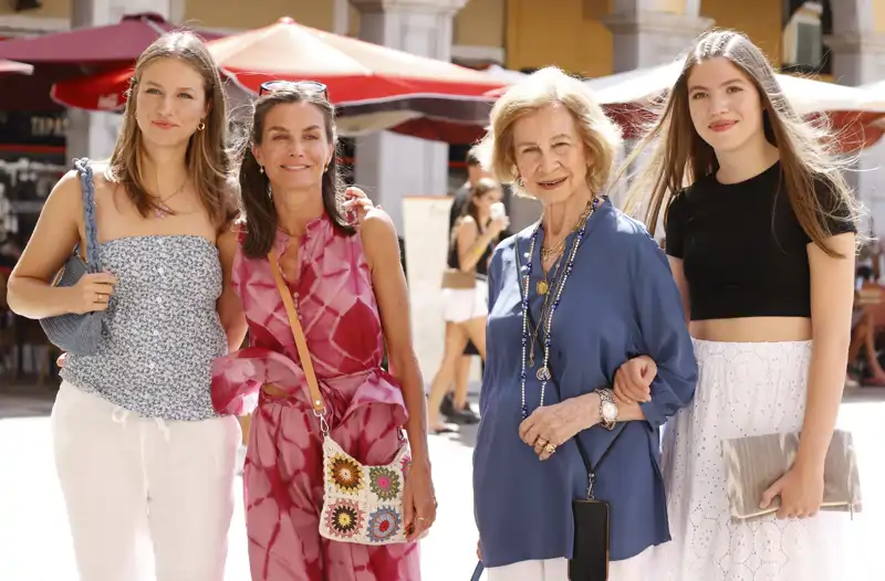 La Reina Sofía junto a la Reina Letizia y sus dos hijas, la Princesa Leonor y la infanta Sofía, en Mallorca.