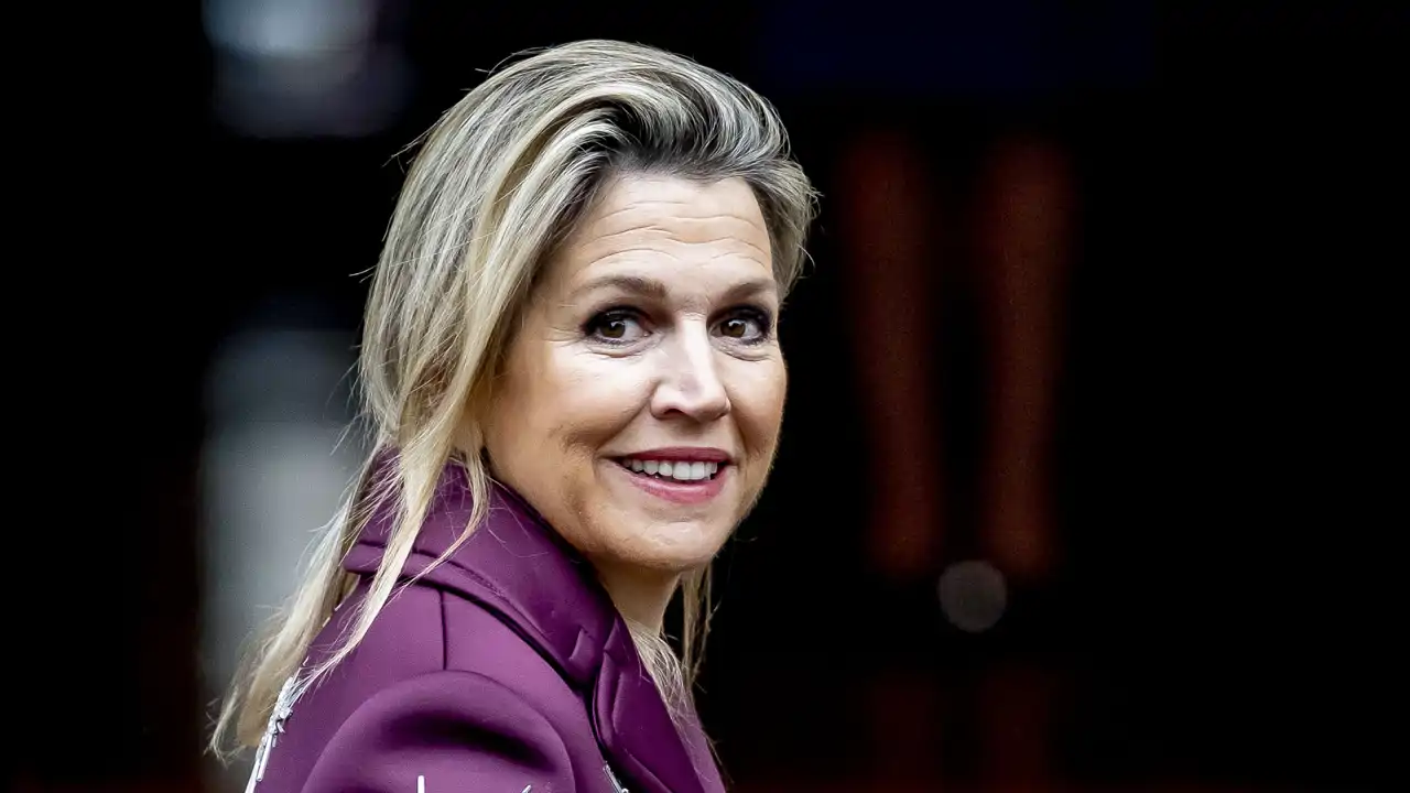 Los 3 abrigos en color berenjena que Máxima de Holanda quiere poner de moda esta temporada 