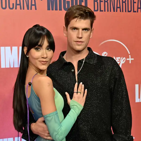 Aitana y Miguel Bernardeau posan durante un photocall