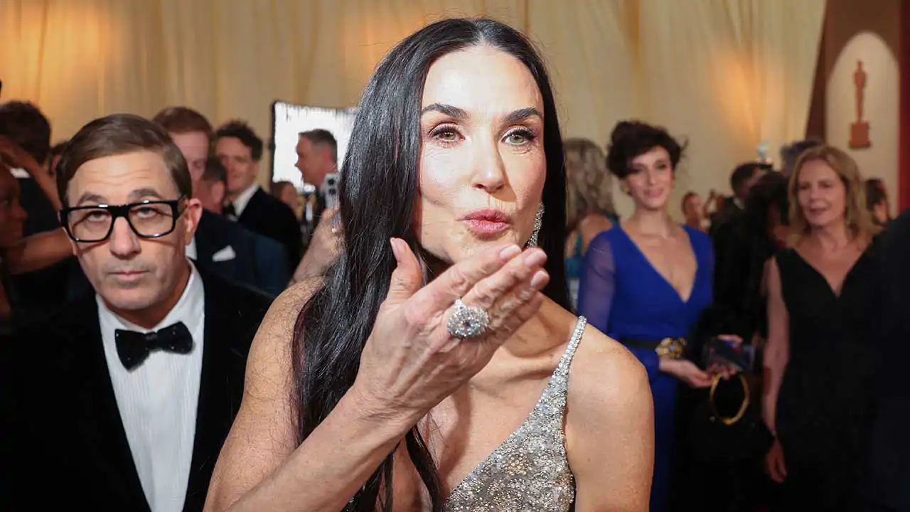 La cara y lo que dice Demi Moore nada más perder el Oscar: una lectora de labios dicta sentencia
