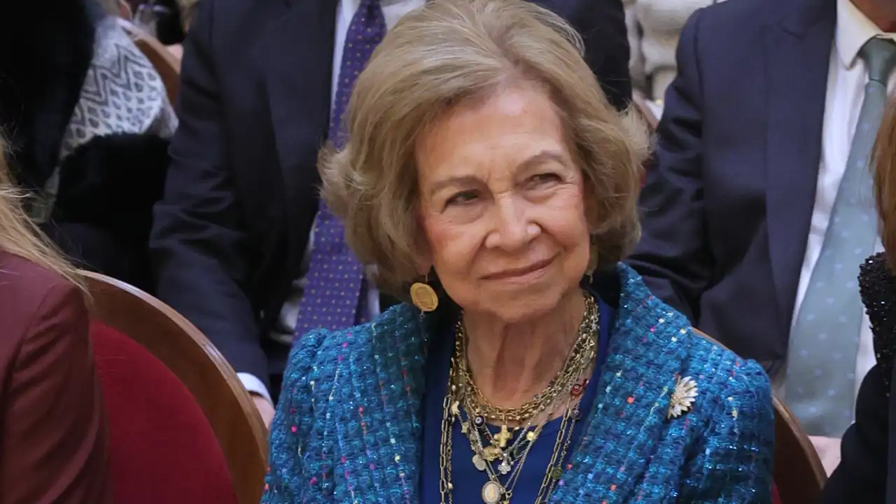 La Reina Sofía brilla con un elegante total look en azul en los Premios Internacionales de Mecenazgo
